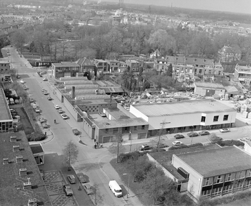 882338 Luchtfoto van het bedrijfsterrein van de Betonwarenfabriek P. W. Waltmann (Leidseweg 97) te Utrecht, uit het ...